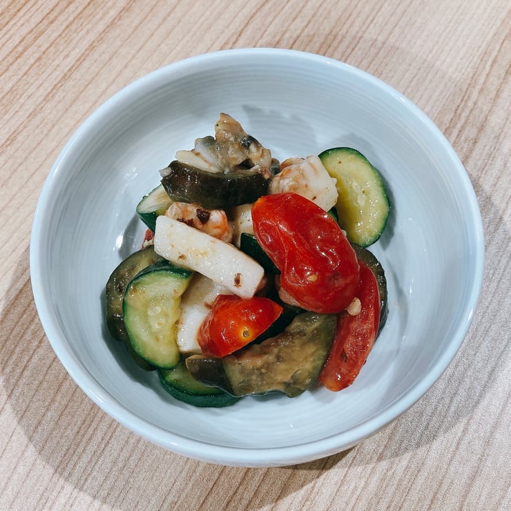 夏野菜とシーフードミックスのニンニク炒め