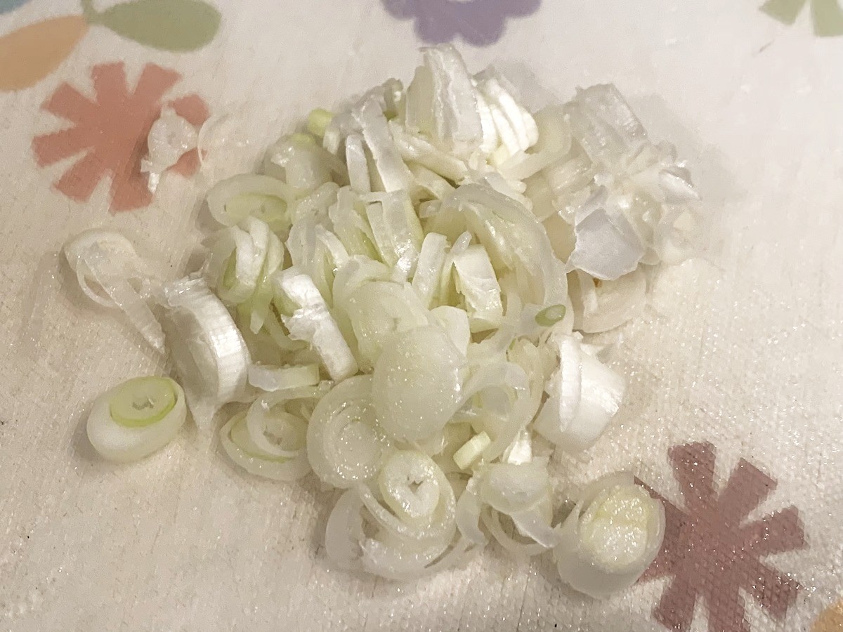 小口に薄切りした白ネギを用意して