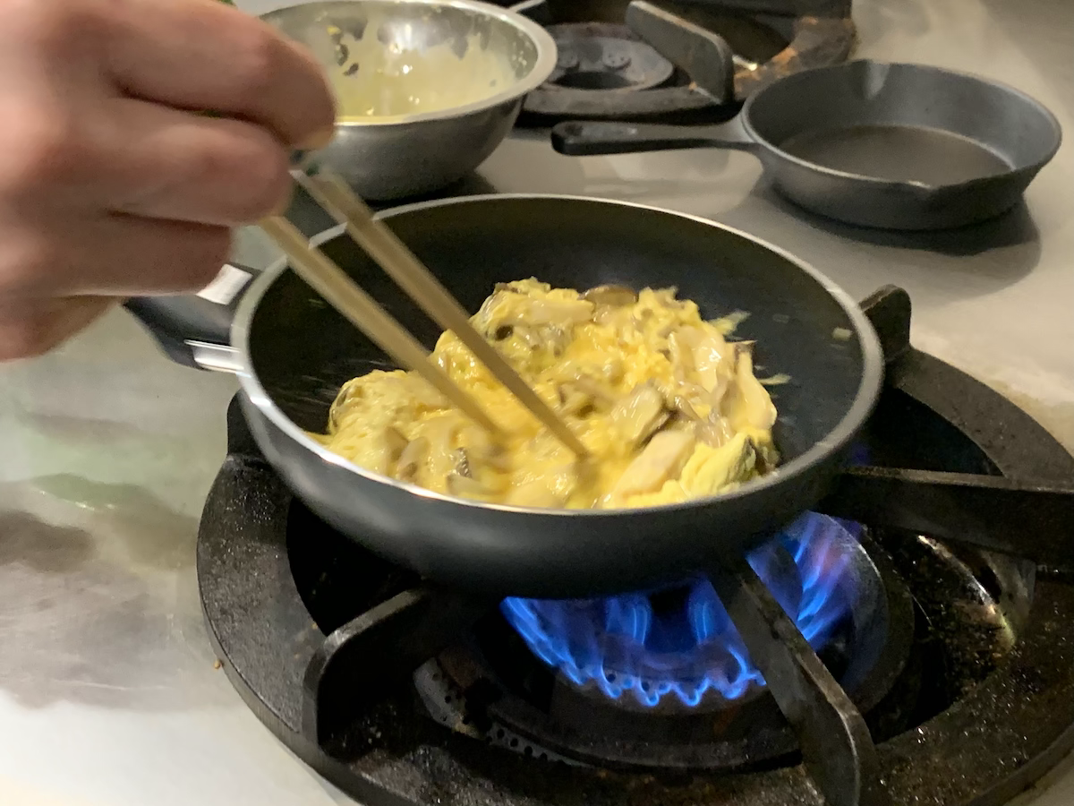 箸で全体をさっくり混ぜながら煽りつつ、、