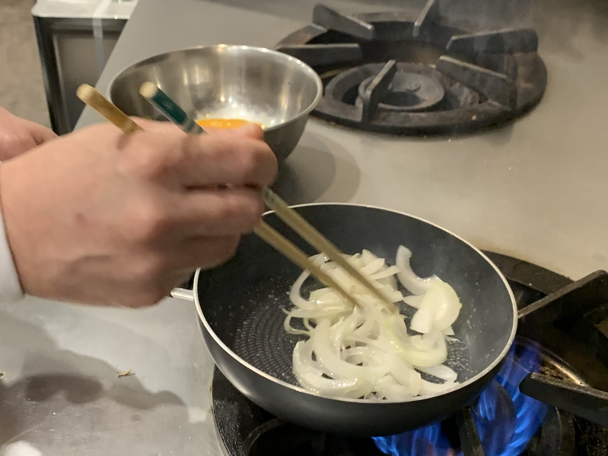 鶏肉を一口大にカットしてあげたら