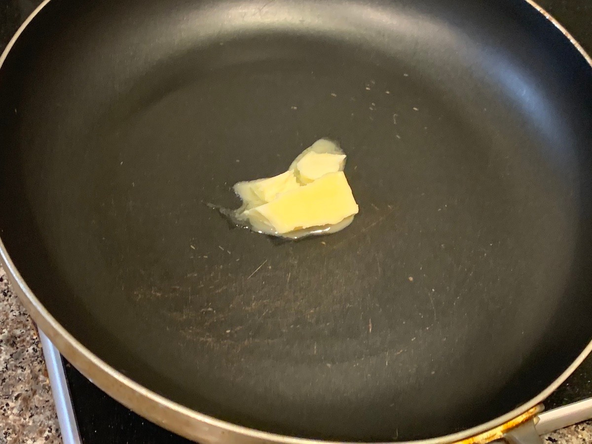 しんなりするまで炒めます