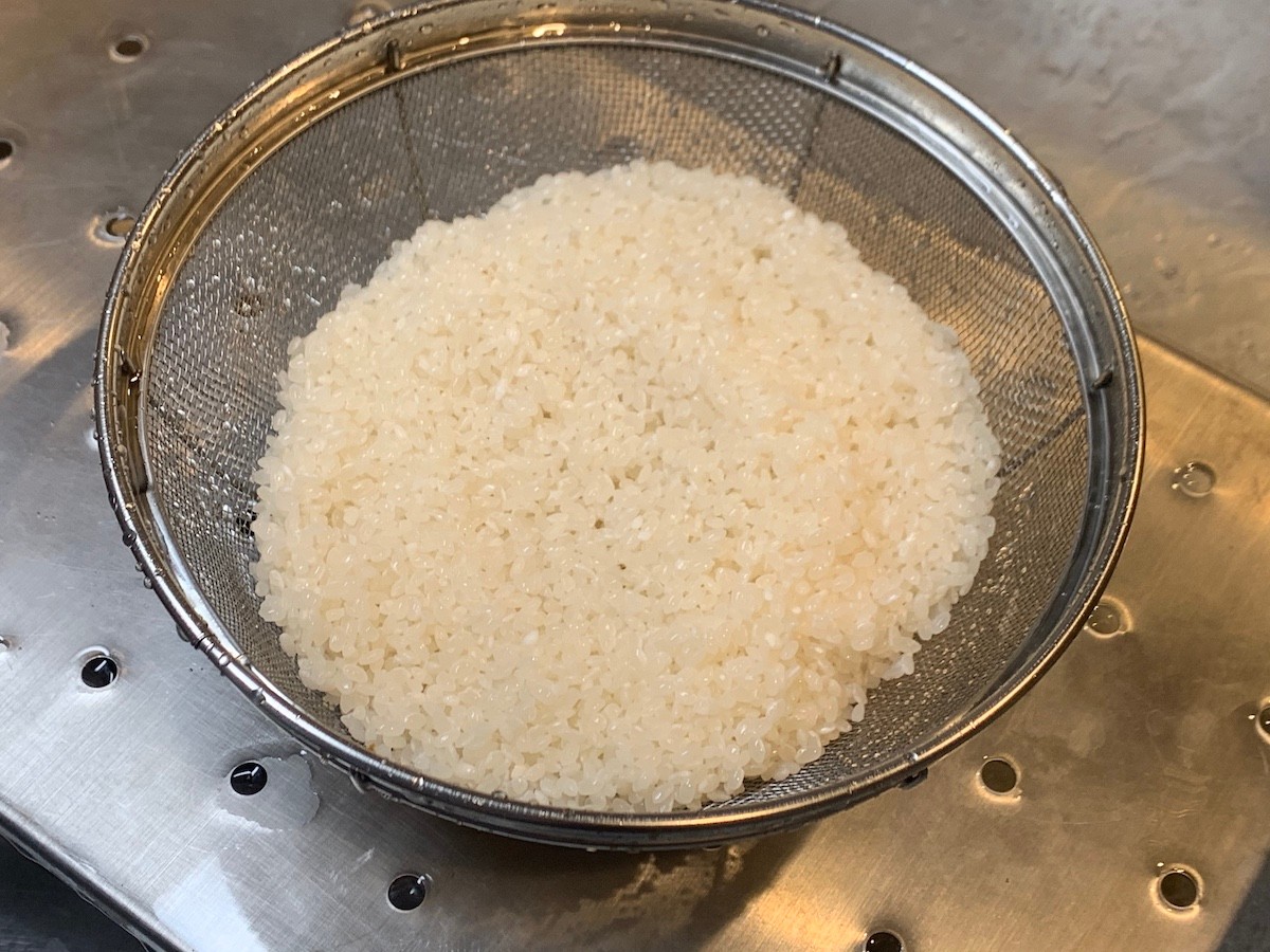 ザルにひきあげて水をきります